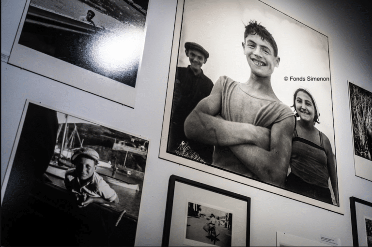 Plusieurs photographies accrochées à un mur.