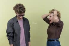 Une femme qui s'énerve sur un homme qui regarde vers le bas