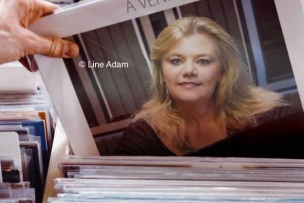 Un disque avec la photo de Line Adam
