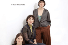 Les trois amies devant un fond blanc