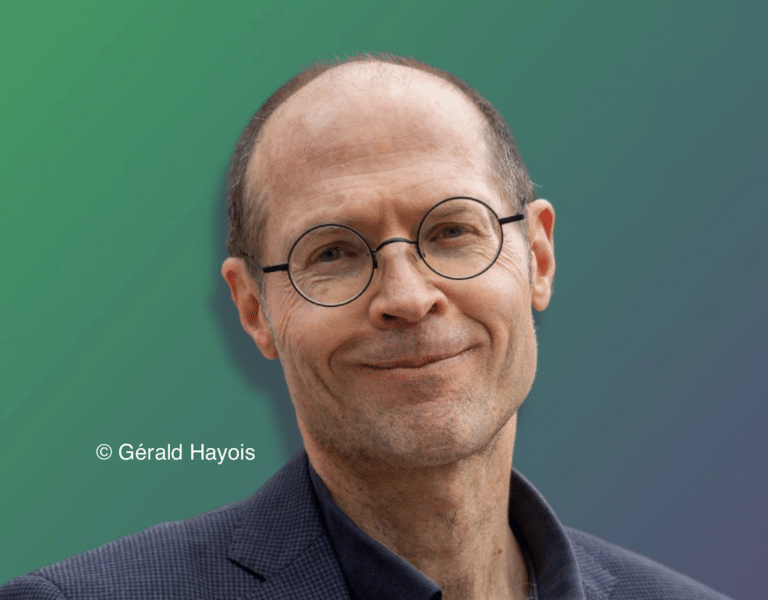 Photo portrait d'Olivier De Schutter devant un fond vert