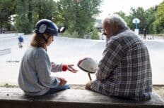 JEUNE ET VIEUX. Main dans la main.