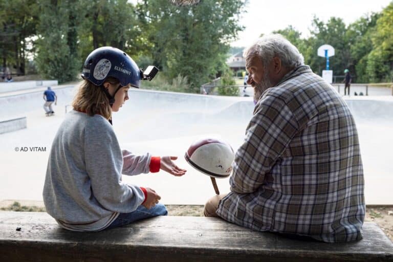 JEUNE ET VIEUX. Main dans la main.