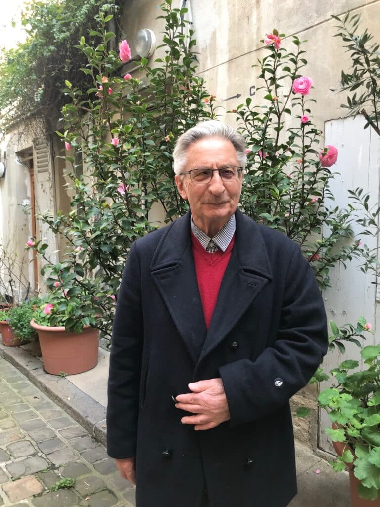 Photo de Robert Ageneau devant des fleurs