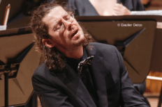 Le musicien Valere Burnon en train de jouer