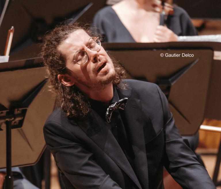 Le musicien Valere Burnon en train de jouer