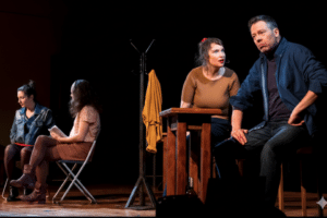Pièce de théâtre es personnes sont sur la scène et jouent un rôle