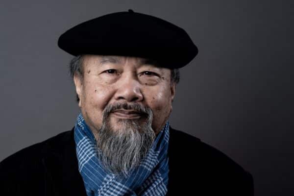 Rithy Panh devant un fond gris
