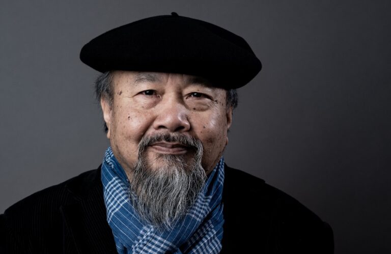 Rithy Panh devant un fond gris