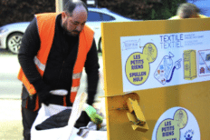 Une personne qui collecte des textiles dans un sac
