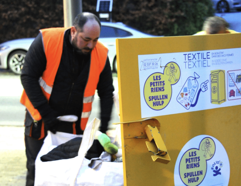 Une personne qui collecte des textiles dans un sac