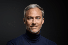 Photo d'Yvan devant un fond noir