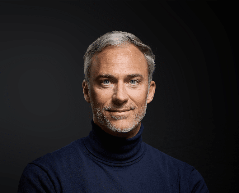 Photo d'Yvan devant un fond noir