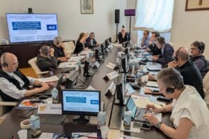 Des personnes autour d'une table avec des ordinateurs