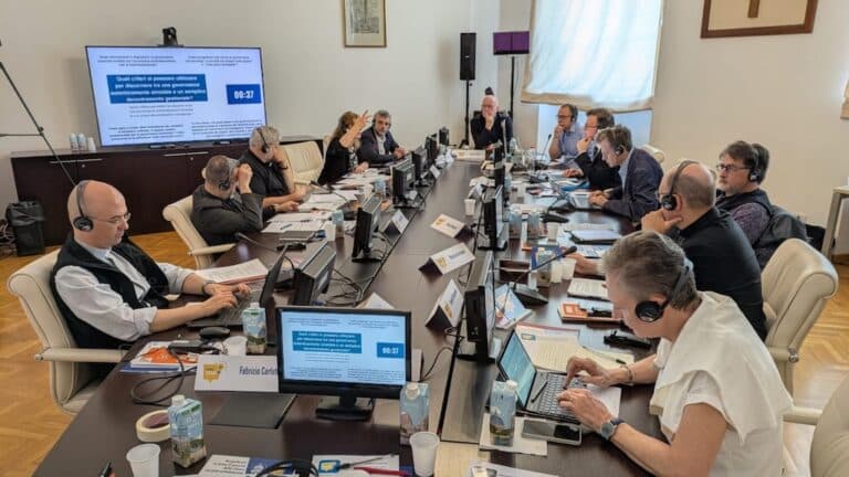 Des personnes autour d'une table avec des ordinateurs