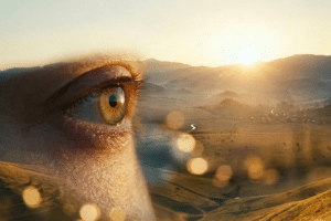 Un oeil avec un paysage autour