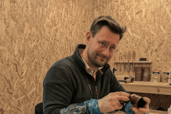 Un artisan occupé à travailler sur une table en bois