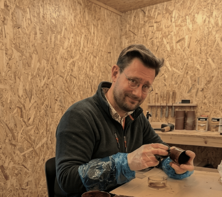 Un artisan occupé à travailler sur une table en bois