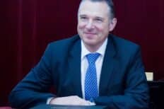 Un homme portant un costume assis