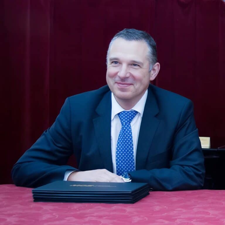 Un homme portant un costume assis