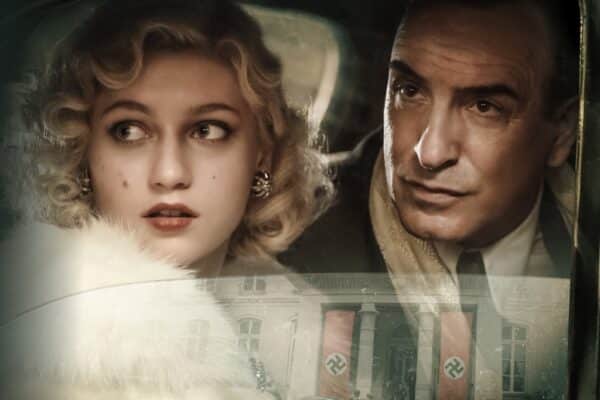 Deux acteurs dans une voiture regardant par la fenêtre de la portière