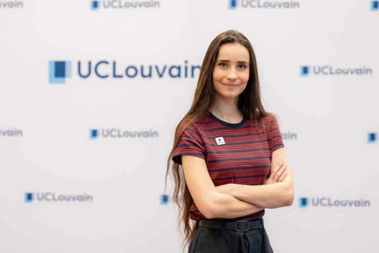 Salomé Saquer devant un mur UCLouvain