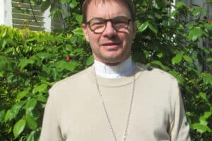 Photo de Fabien Lejeune devant un buisson