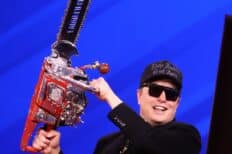 Elon Musk une tronçonneuse à la main