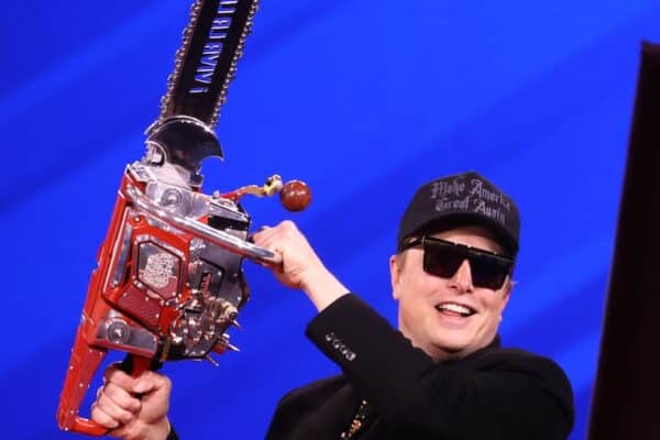 Elon Musk une tronçonneuse à la main