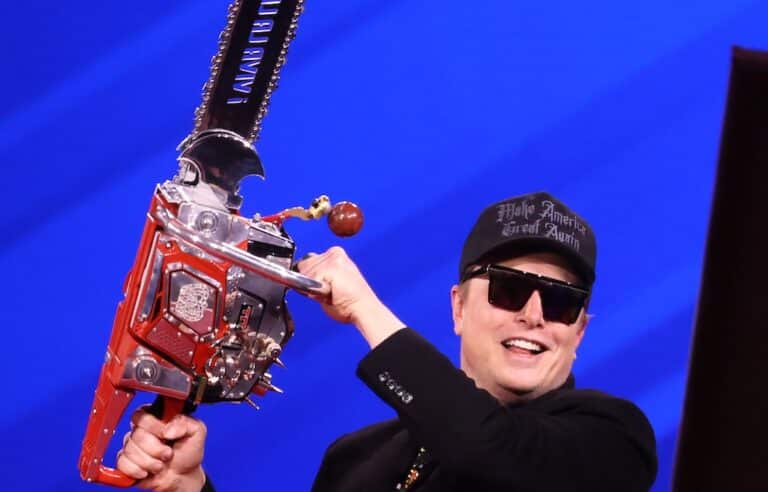 Elon Musk une tronçonneuse à la main