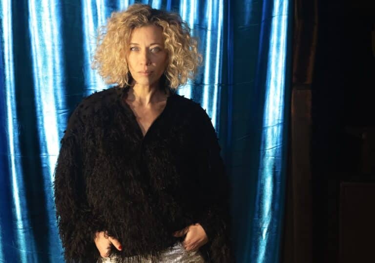 Photographie de Marie Warnant devant un fond bleu