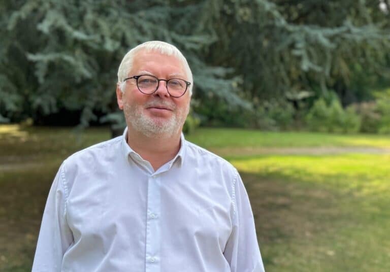 Raphaël Buyse à l'extérieur devant des arbres