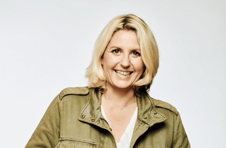 Photo de Véronique Gallo souriante devant un fond blanc