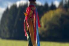 Un drapeau de pèlerinage avec des Candaux de plusieurs couleurs