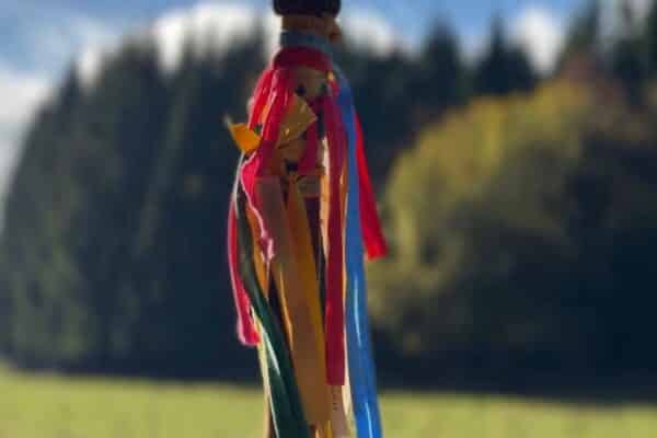 Un drapeau de pèlerinage avec des Candaux de plusieurs couleurs