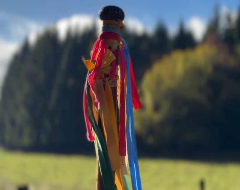 Un drapeau de pèlerinage avec des Candaux de plusieurs couleurs