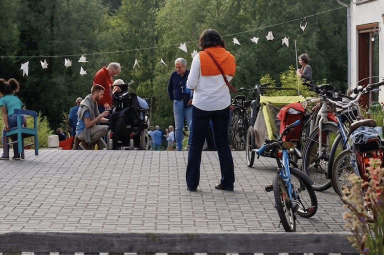Plusieurs personnes se trouvant sur une place avec des vélos