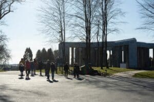 L'extérieur du musée de Bastogne avec des visiteurs qui marchent