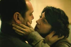 Un homme et une femme qui se tiennent l'un l'autre le visage