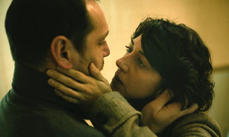 Un homme et une femme qui se tiennent l'un l'autre le visage