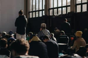 Plusieurs hommes assis de dos