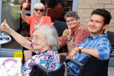 Plusieurs personnes âgées assises et souriantes