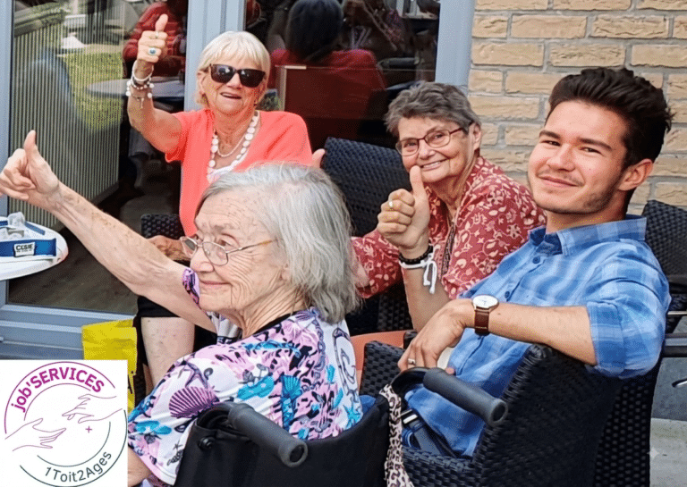 Plusieurs personnes âgées assises et souriantes