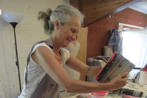Une femme en train de faire de l'art