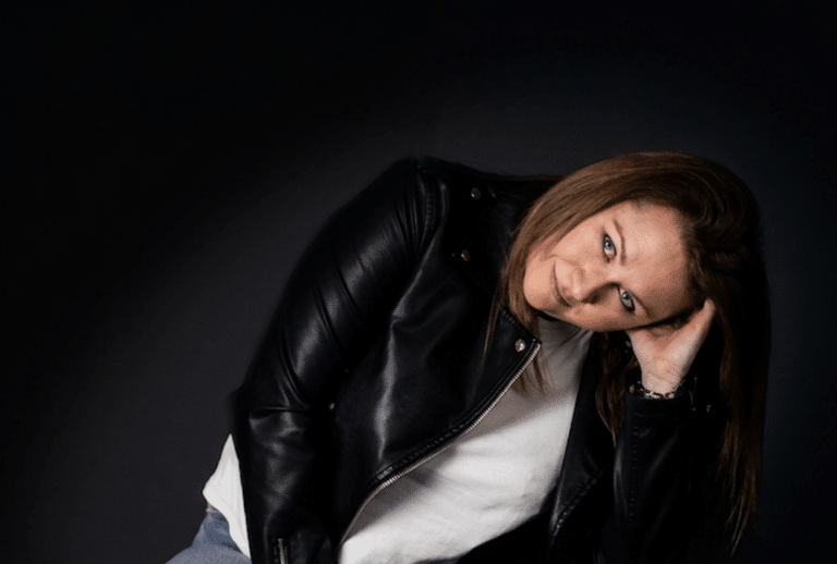 Photo d'Emma Defechereux sur un tabouret