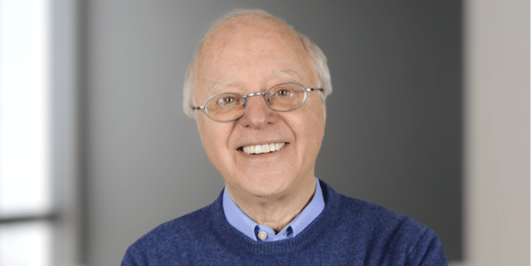 Photo de Alain Berenboom souriant les bras croisés