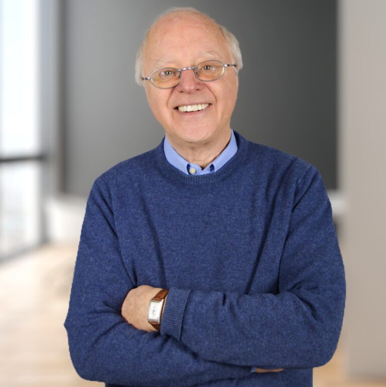 Photo de Alain Berenboom souriant les bras croisés