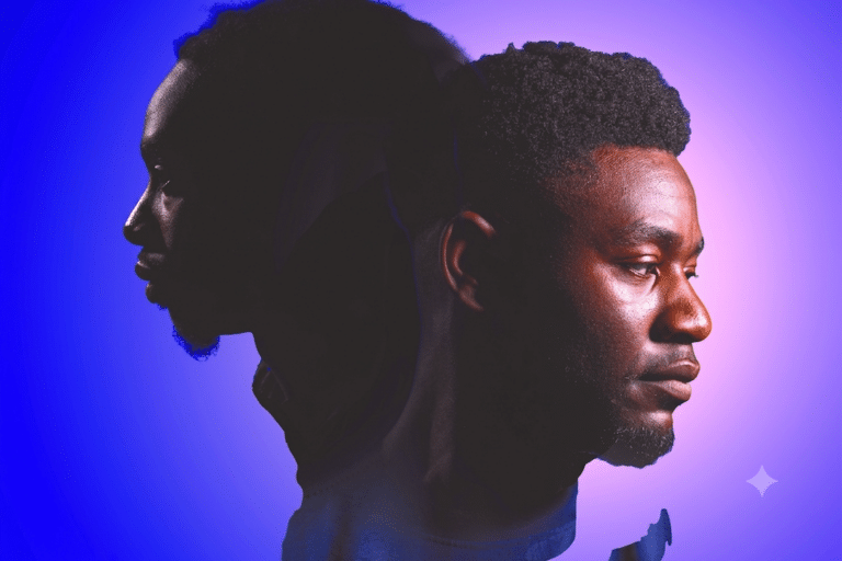 Deux visages sur un fond bleu mauve