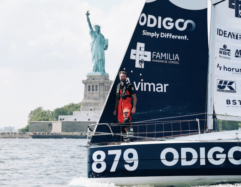 Photo de Quentin Debois sur son bateau devant la statue de la liberté
