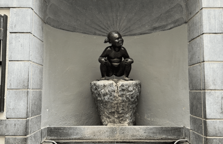 statue